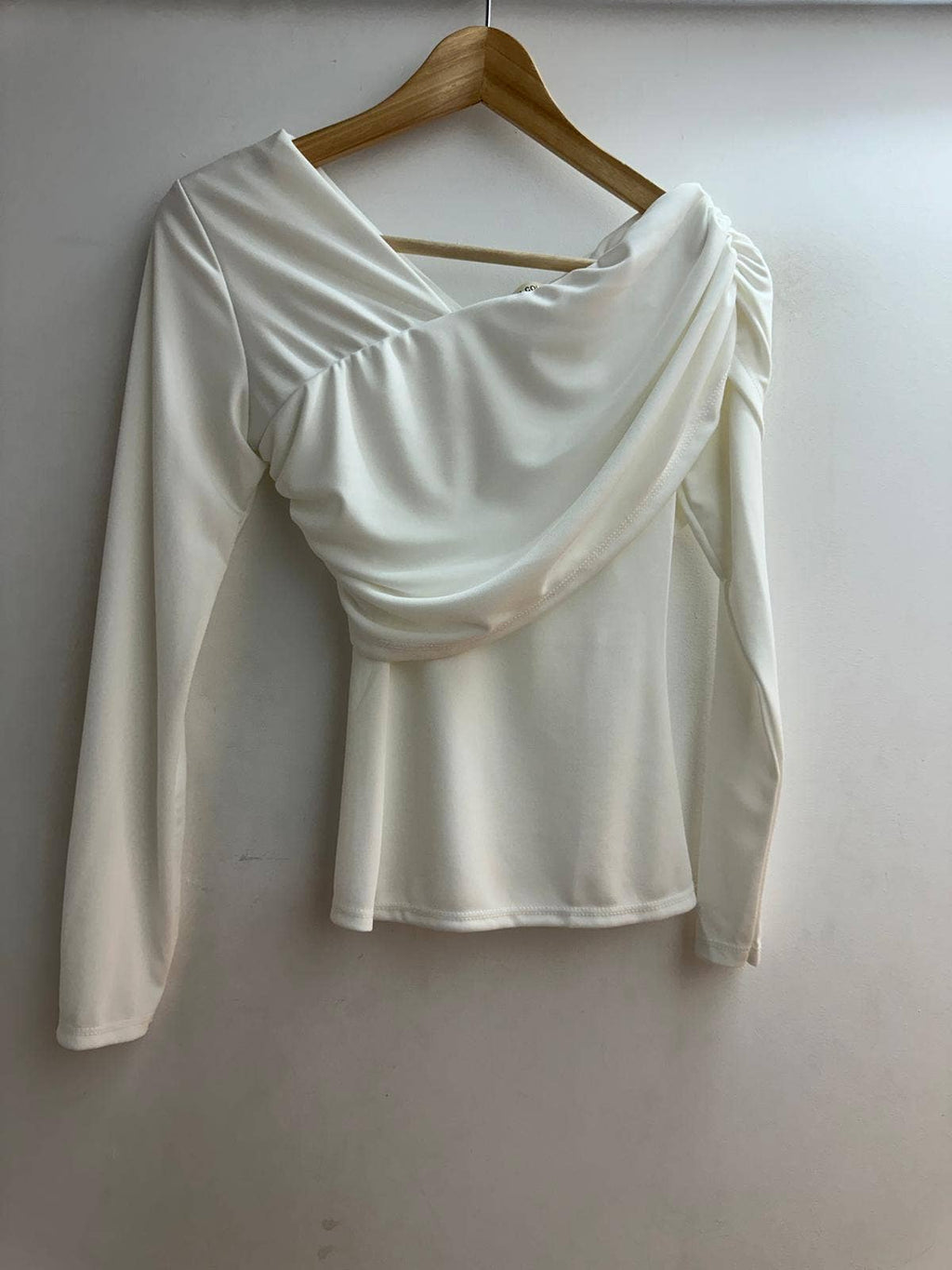 Blusa assimétrica ajustada tamanho único