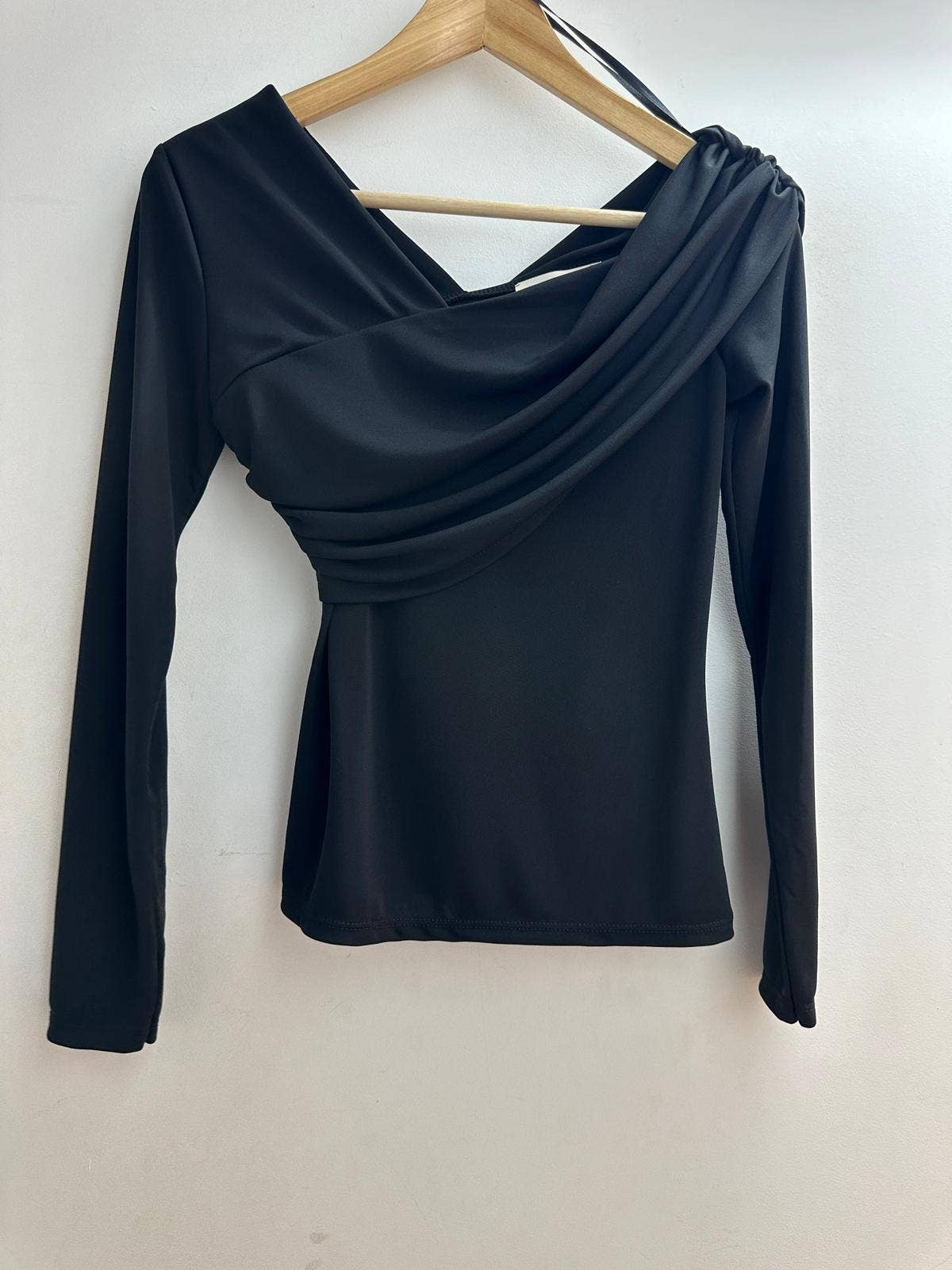 Blusa assimétrica ajustada tamanho único