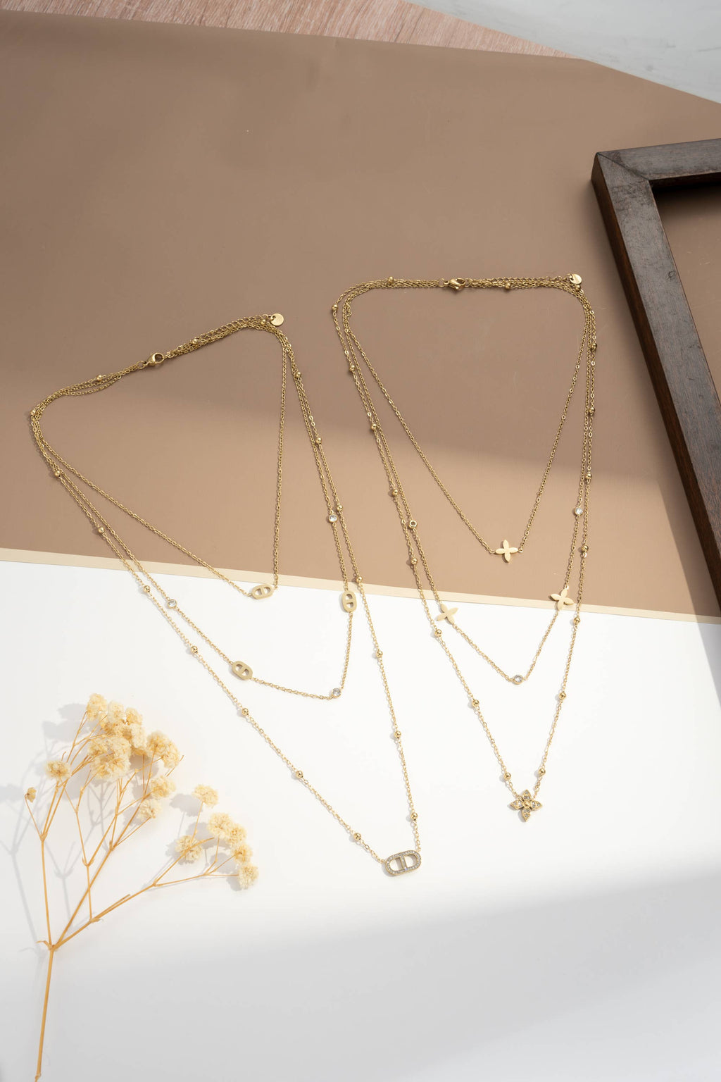Conjunto de dois colares de tripla volta em aço inoxidável dourado, delicados