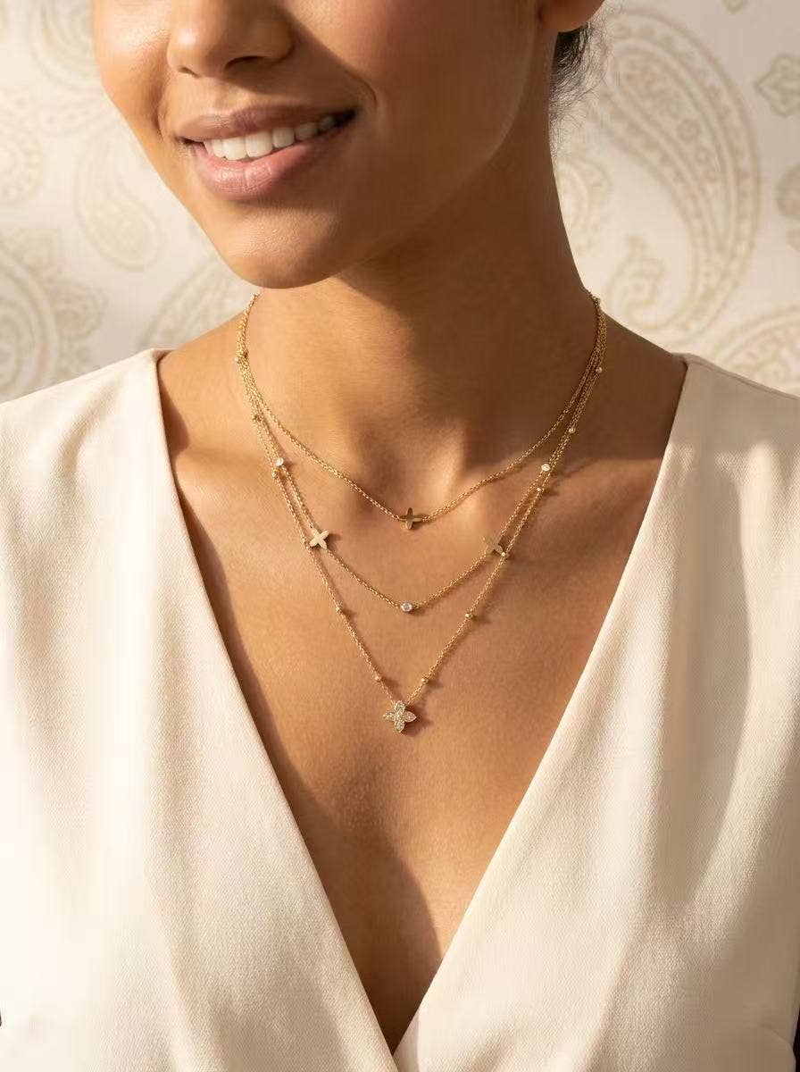 Conjunto de dois colares de tripla volta em aço inoxidável dourado, delicados