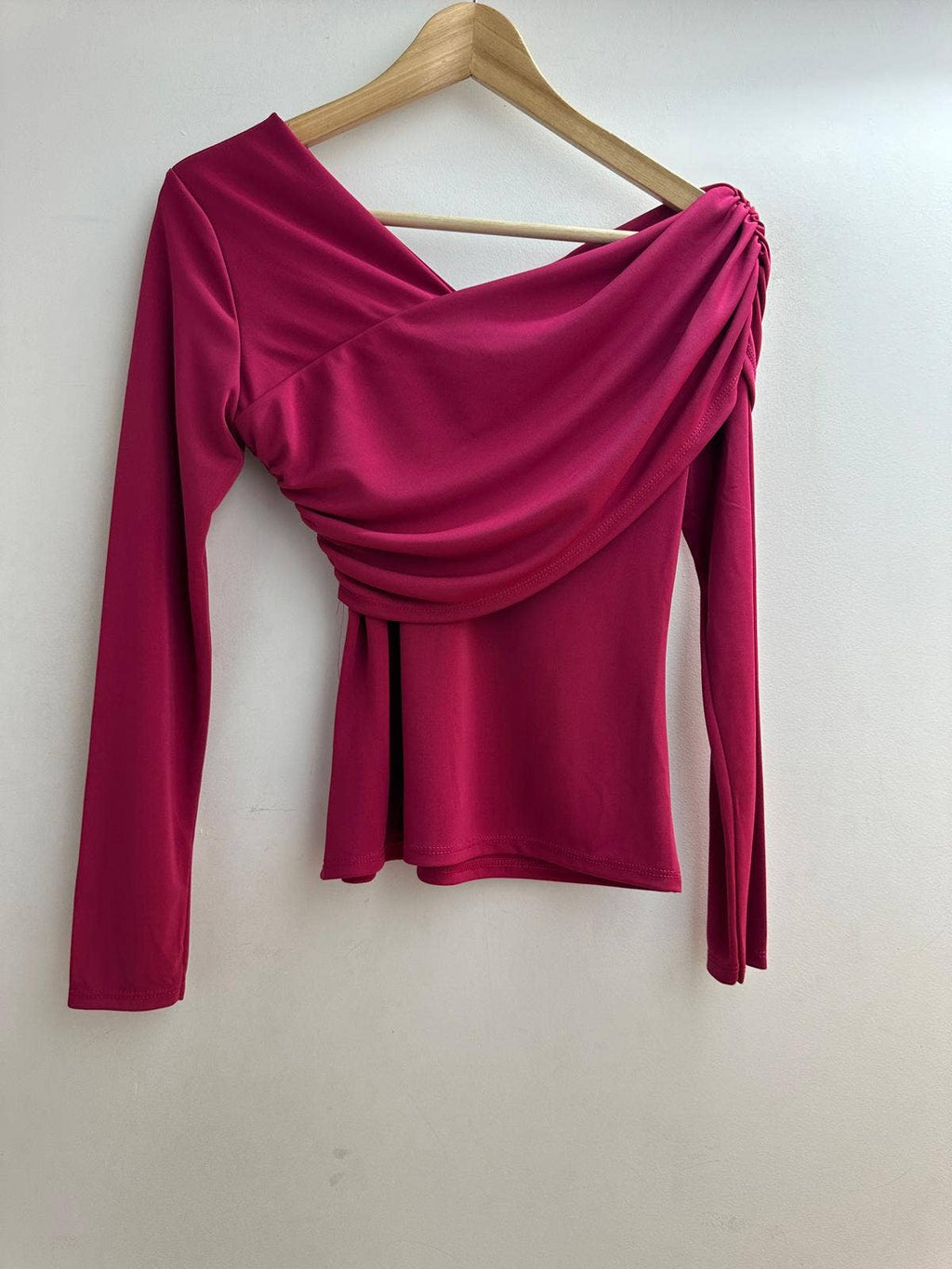 Blusa assimétrica ajustada tamanho único