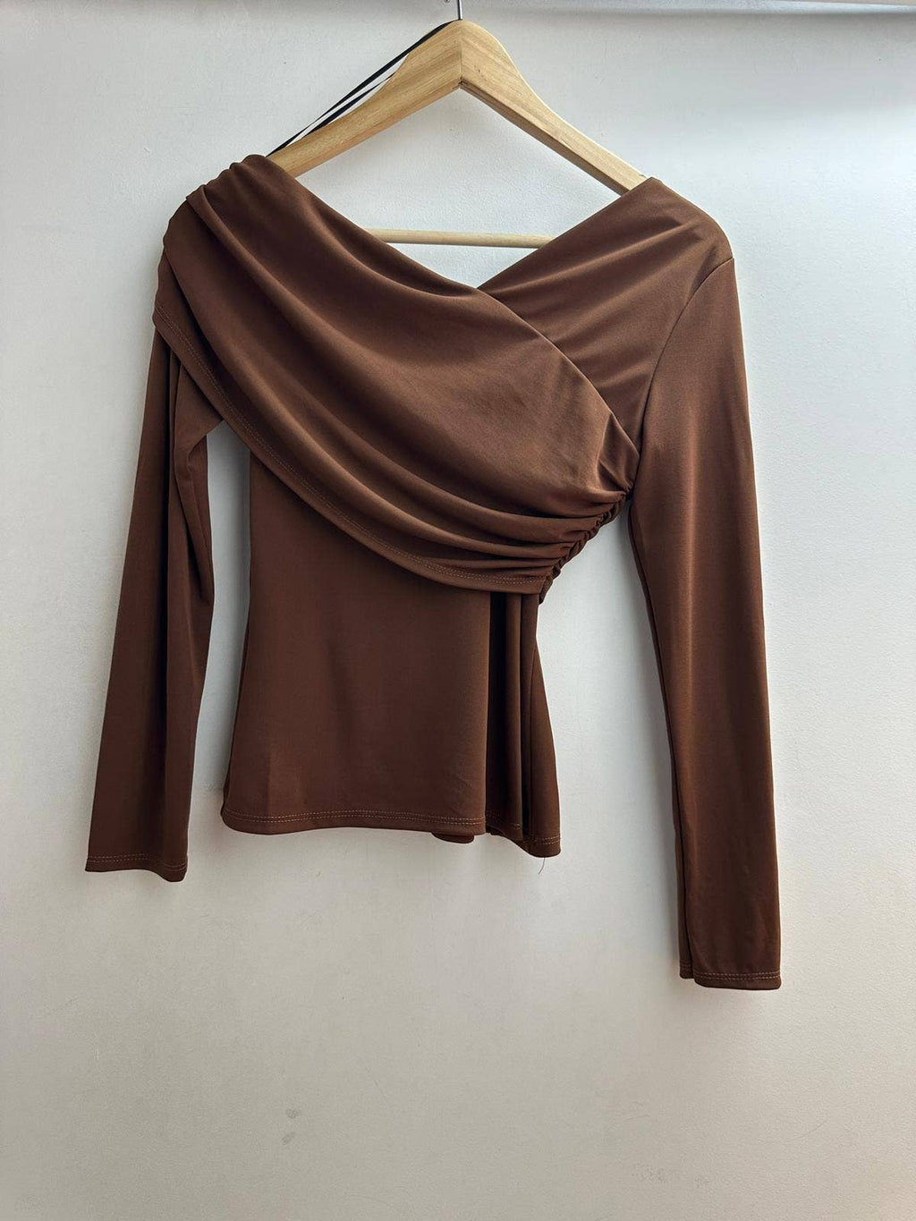 Blusa assimétrica ajustada tamanho único