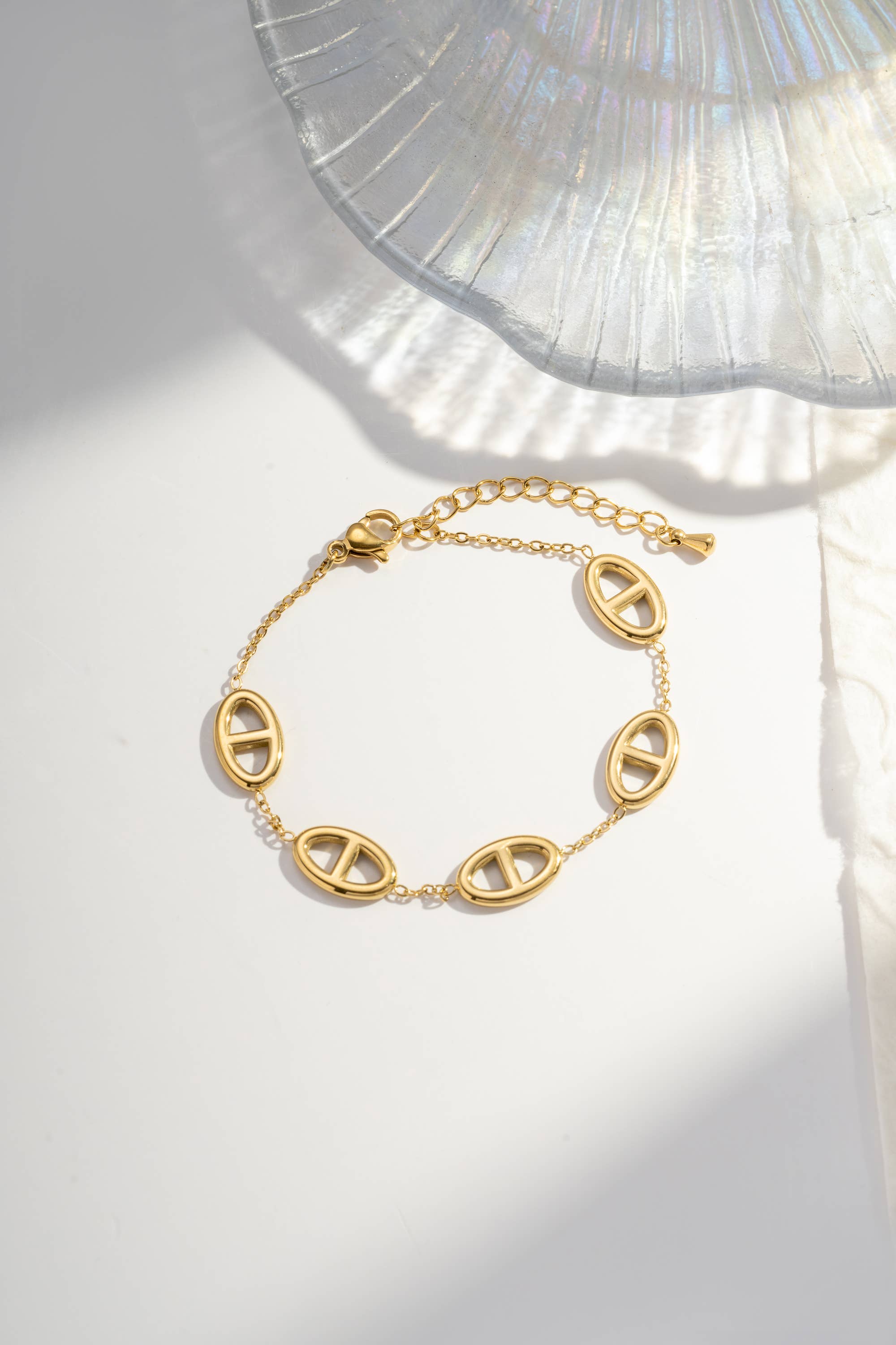 Pulseira de aço dourado com elos ovais abertos