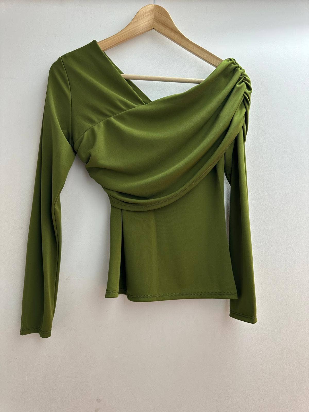 Blusa assimétrica ajustada tamanho único