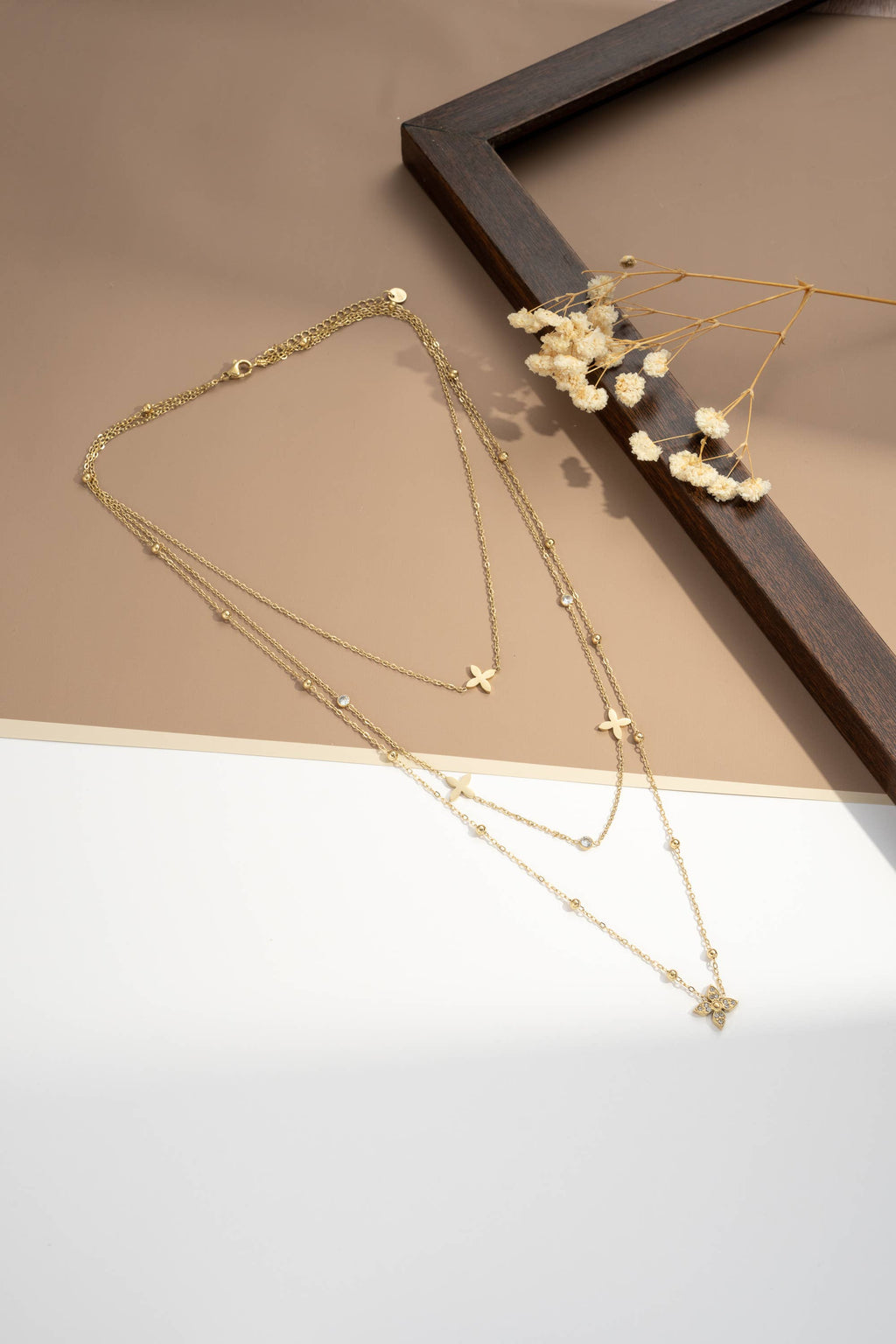 Conjunto de dois colares de tripla volta em aço inoxidável dourado, delicados