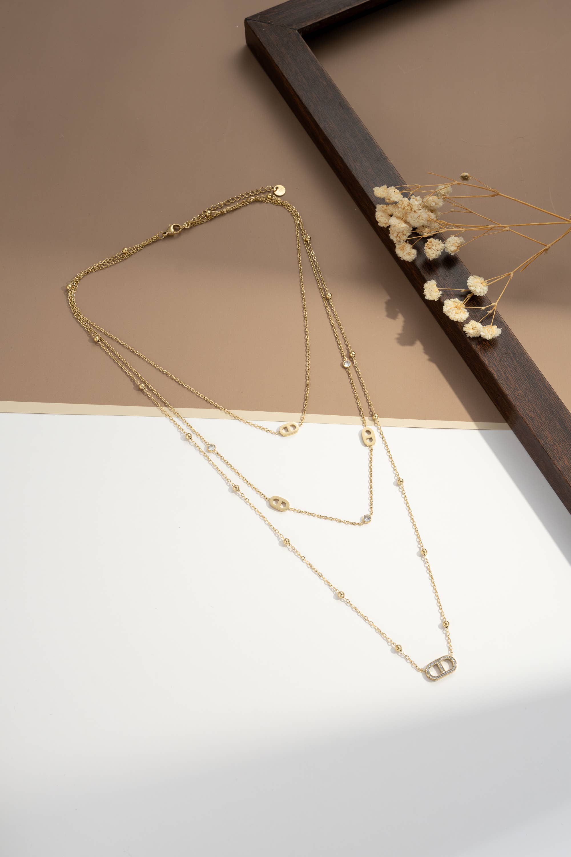 Conjunto de dois colares de tripla volta em aço inoxidável dourado, delicados