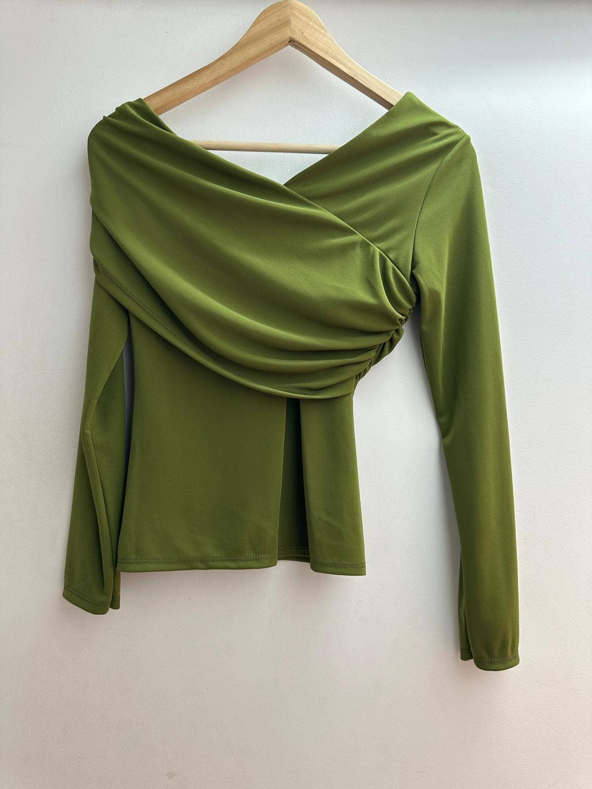 Blusa assimétrica ajustada tamanho único