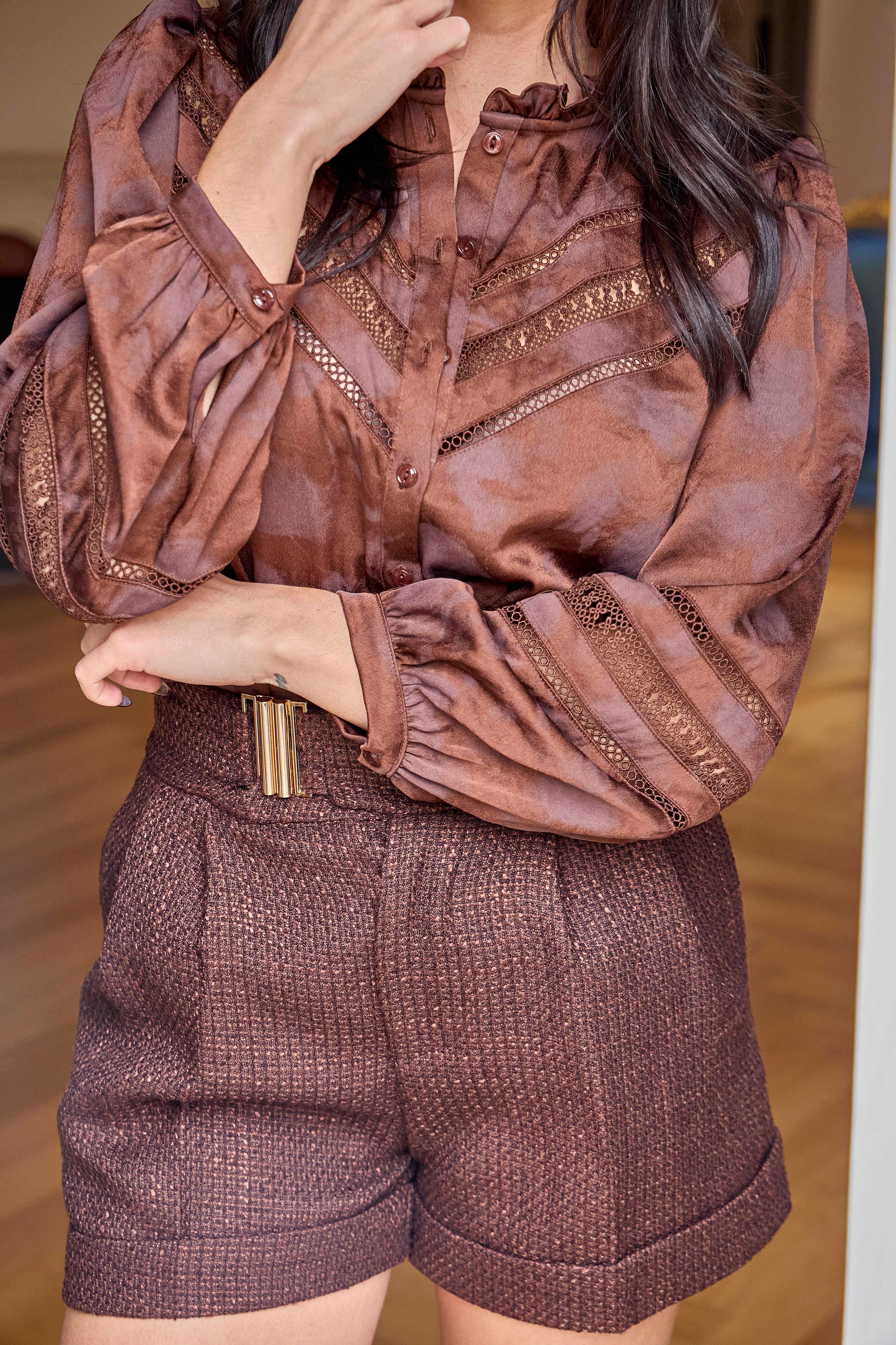 Shorts de tweed com fivela dourada