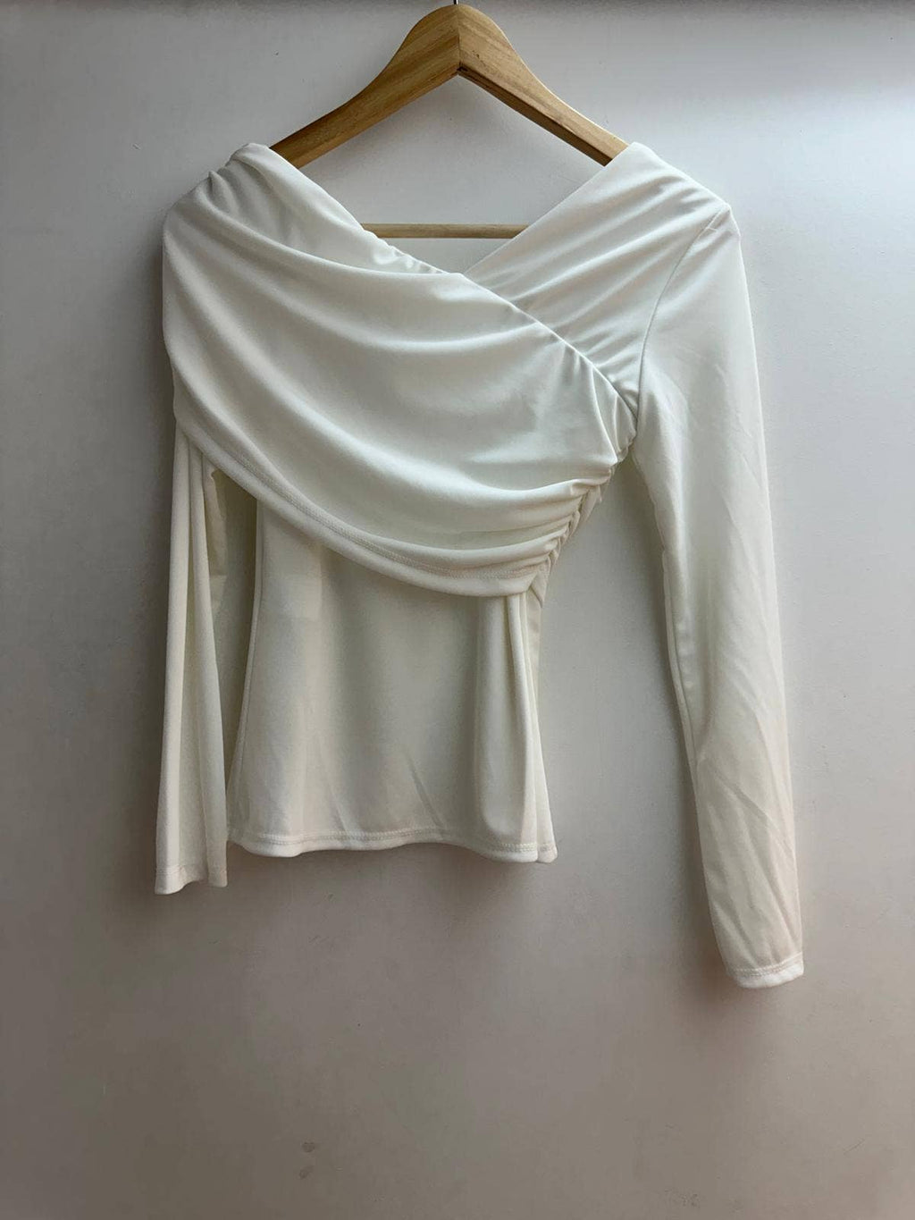 Blusa assimétrica ajustada tamanho único