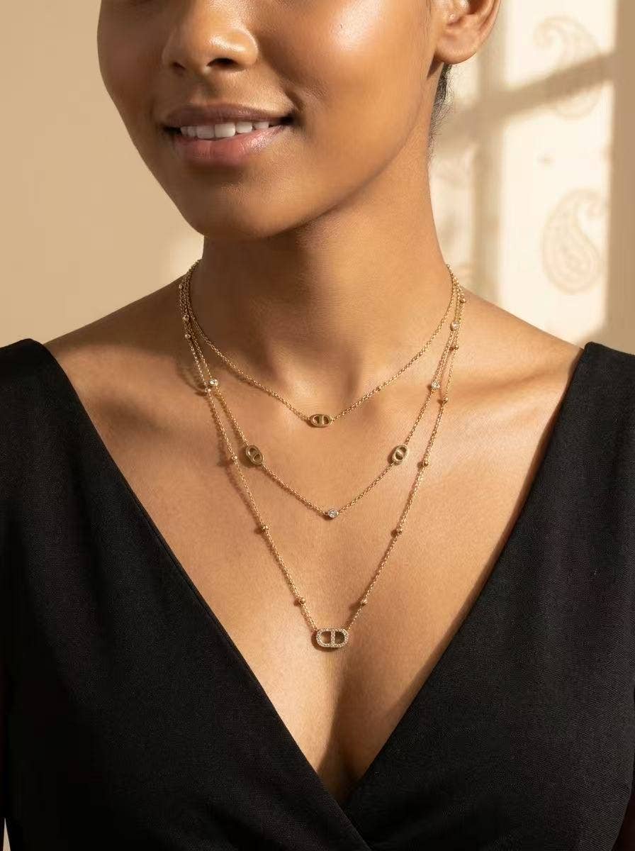 Conjunto de dois colares de tripla volta em aço inoxidável dourado, delicados