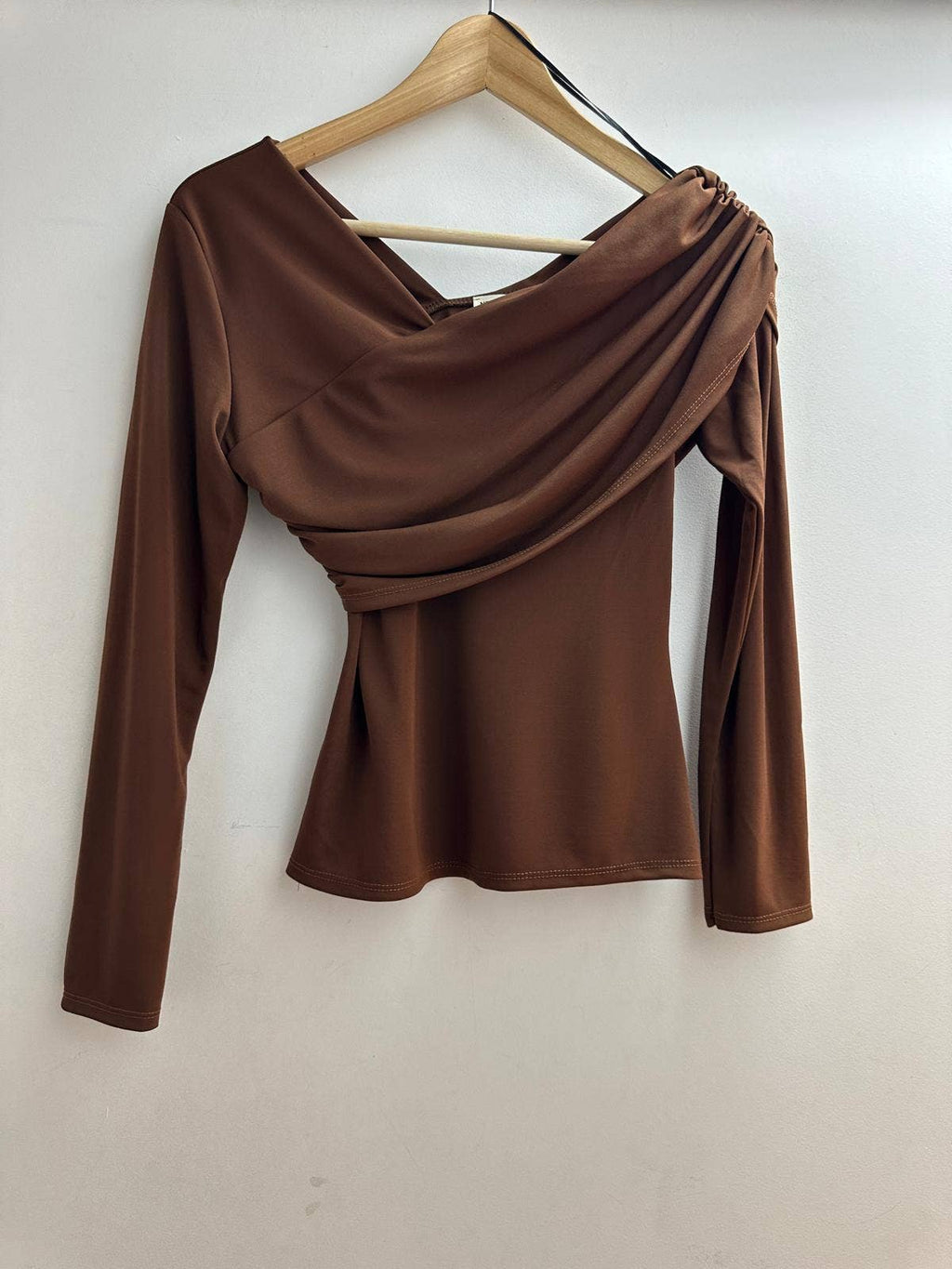 Blusa assimétrica ajustada tamanho único