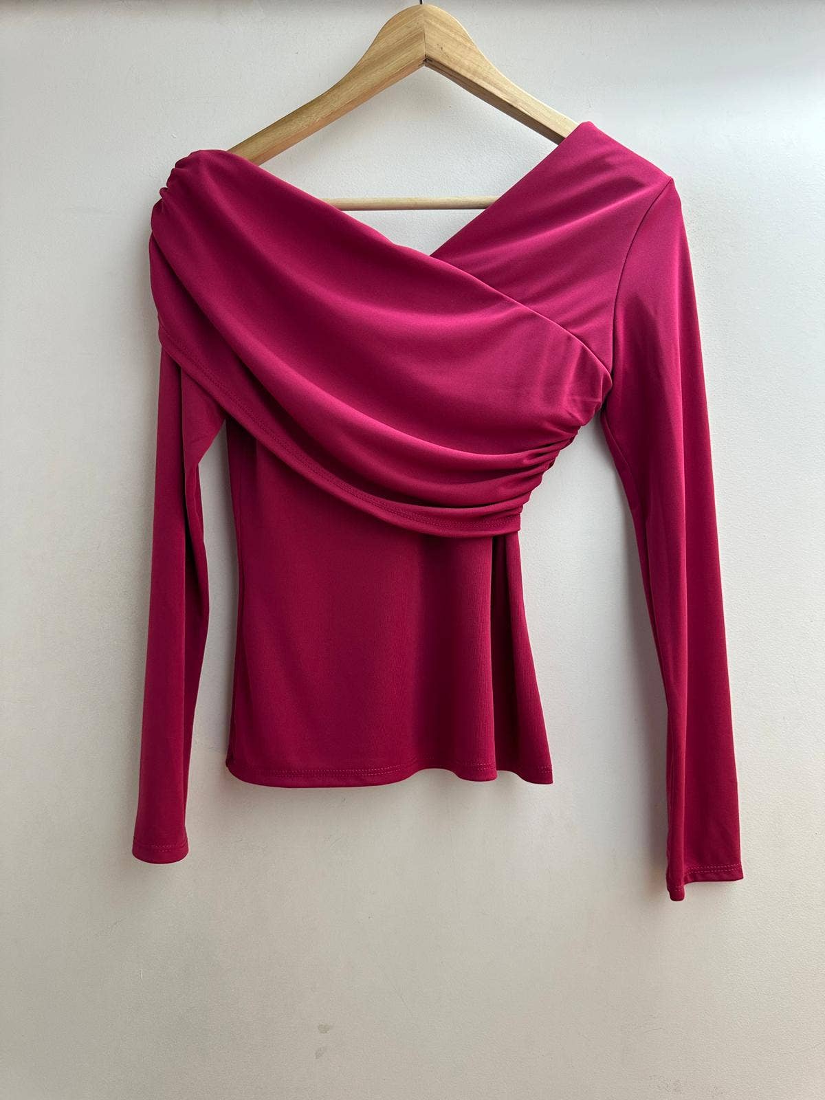 Blusa assimétrica ajustada tamanho único